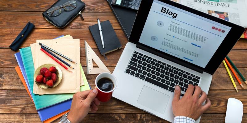 В обществе активно обсуждают предложение обязать блогеров с аудиторией не менее 10 тысяч человек предоставлять данные о себе в Роскомнадзор. Также это требование будет распространяться на владельцев Telegram-каналов. Профильный комитет Госдумы планирует рассмотреть соответствующую поправку на этой неделе.